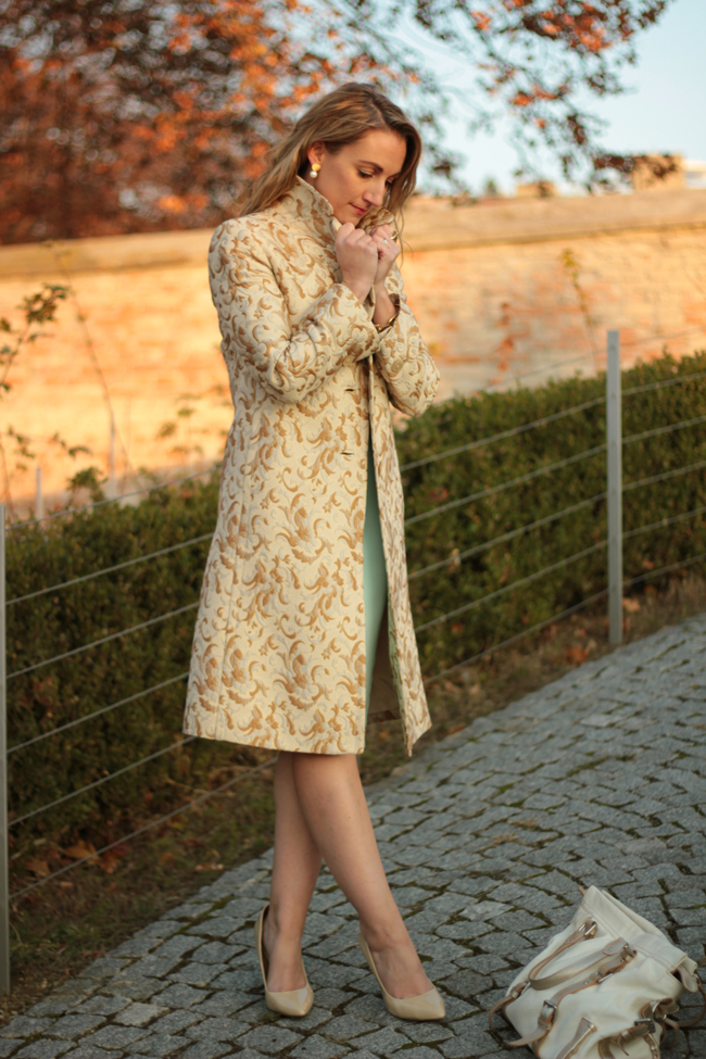 Vintage, brocade coat, Brokatmantel, mint Etuikleid, mint shift dress, nude pumps, ladylike
