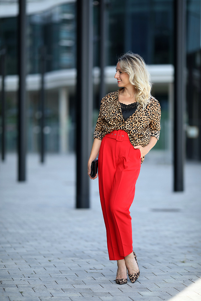 collected by Katja, fashion blog Austria, Modeblog Österreich, Ü40 Blog, Ü40 Outfit, Trend Animal Print, Outfit Animal Print, Outfit Leopardenmuster, wie style ich Leopardenmuster, elegant Styling Animal Print, paperbag Hose rot, High heels Leo