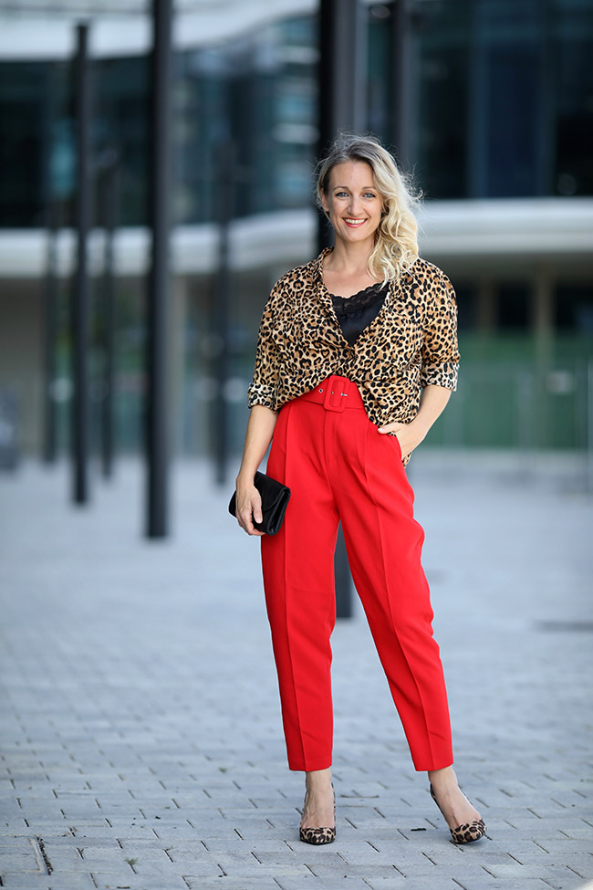 collected by Katja, fashion blog Austria, Modeblog Österreich, Ü40 Blog, Ü40 Outfit, Trend Animal Print, Outfit Animal Print, Outfit Leopardenmuster, wie style ich Leopardenmuster, elegant Styling Animal Print, paperbag Hose rot, High heels Leo