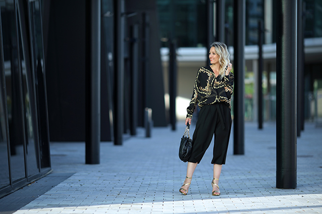collected by Katja, lifestyle blog, Ü40 Modeblog, fashion over 40, Styling Culottes, Sommer Outfit, Modetrends Herbst 2019, High Heels gold Outfit