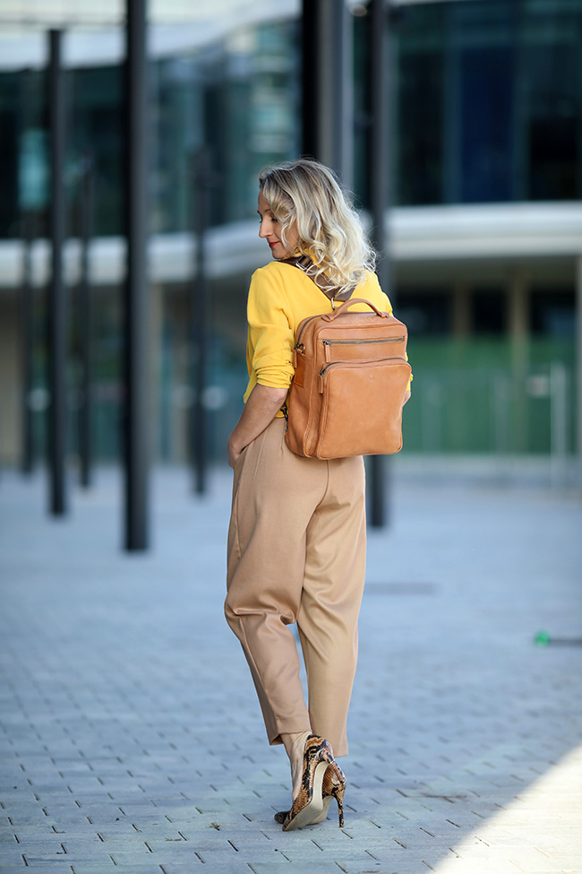 collected by Katja, Modeblog Österreich, Ü40 Outfit, fashion over 40, Leder Rucksack, backpack leather, Maxwell Scott, Outfit Rucksack, Business Outfit Rucksack, senfgelb Outfit, Herbst Outfit