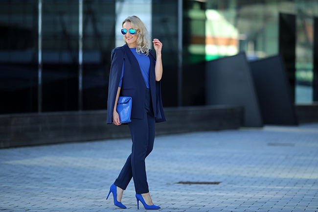 collected by Katja, Modetrends 2020, fashion trends 2020, Pantone Farbe 2020, Pantone classic blue, Outfit classic blue, monochromes Outfit blau, cape blazer Styling, blaue high heels Outfit, Ü 40 Blog, Ü 40 Mode, fashion over 40, Modeblog Österreich