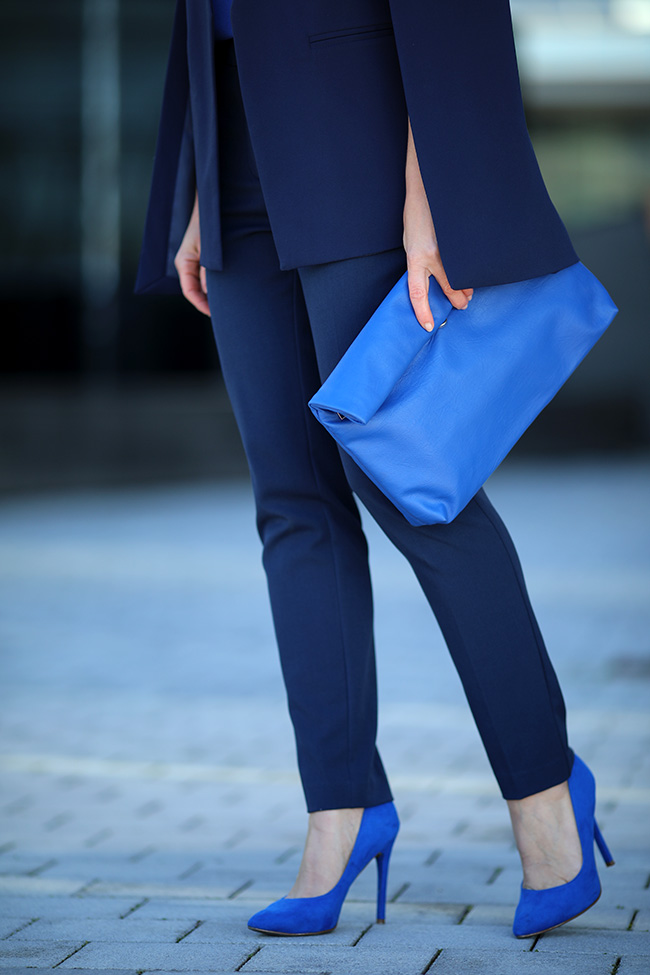 collected by Katja, Modetrends 2020, fashion trends 2020, Pantone Farbe 2020, Pantone classic blue, Outfit classic blue, monochromes Outfit blau, cape blazer Styling, blaue high heels Outfit, Ü 40 Blog, Ü 40 Mode, fashion over 40, Modeblog Österreich