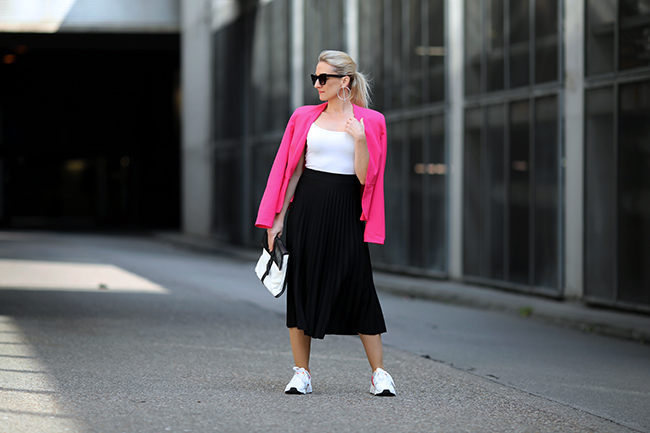 collected by Katja, Ü 40 Blog, Ü 40 Mode, fashion over 40, office look, business look, pink Blazer, outfit pleated skirt, Plisseerock Outfit, Sneakers und Faltenrock, how to style pleated skirt, Trend Sneakers 2020