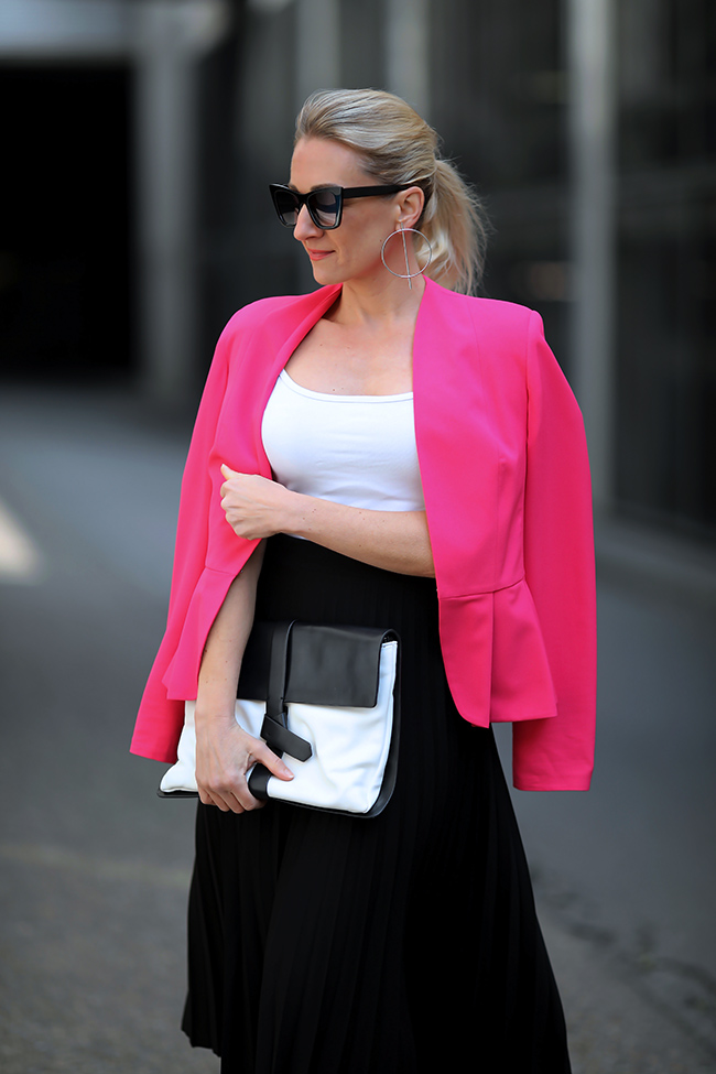 collected by Katja, Ü 40 Blog, Ü 40 Mode, fashion over 40, office look, business look, pink Blazer, outfit pleated skirt, Plisseerock Outfit, Sneakers und Faltenrock, how to style pleated skirt, Trend Sneakers 2020