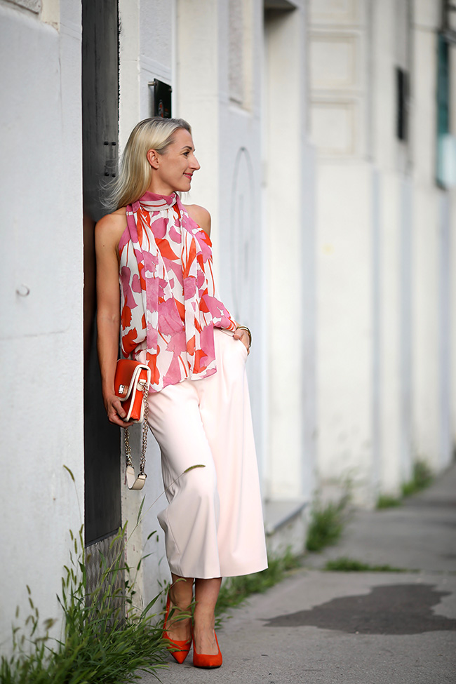 collected by Katja, color blocking, culottes, Trendfarbe Orange, Styling Orange, Outfit Orange, Outfit Pink und Rot, Business Outfit Pink, women over 40, styling over 40, Ü 40, Outfit Ü 40, Modeblog Österreich, austrian fashion blog